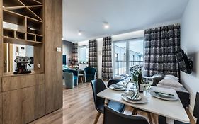 Apartament Targi z garażem i siłownią